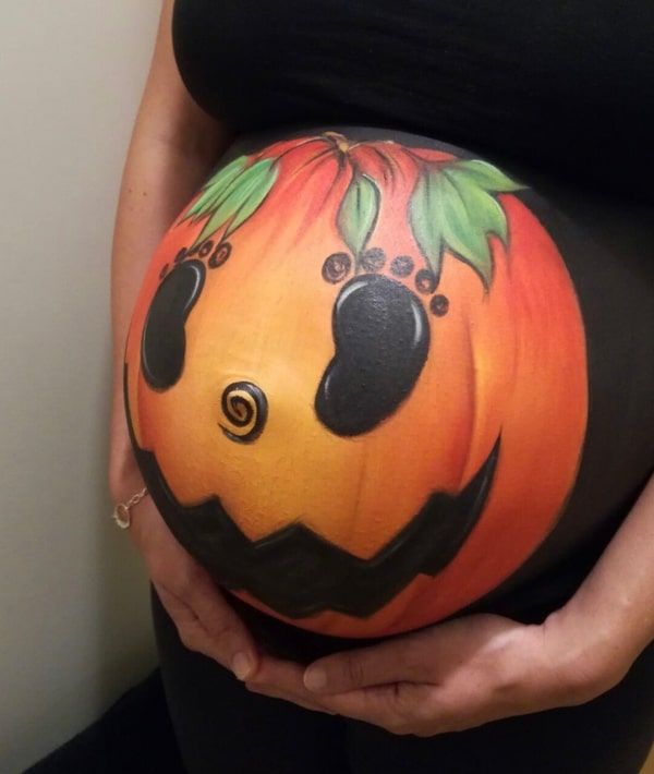 Photo d'une femme enceinte spécial animation belly painting pour halloween