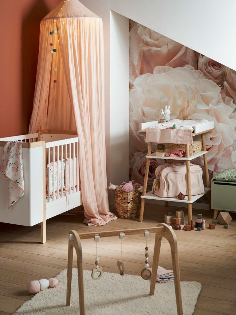 Chambre bébé cocooning et romantique pour petite fille