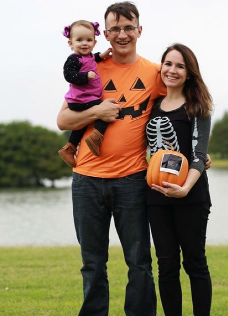 Photo d'une famille déguisée pour annoncer sa grossesse pour halloween