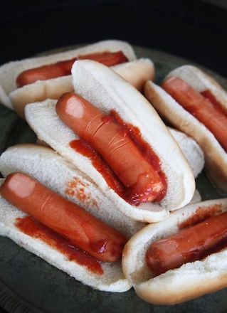 Hot-dogs en forme de doigts ensanglantés : idée amuse gueule pour Halloween