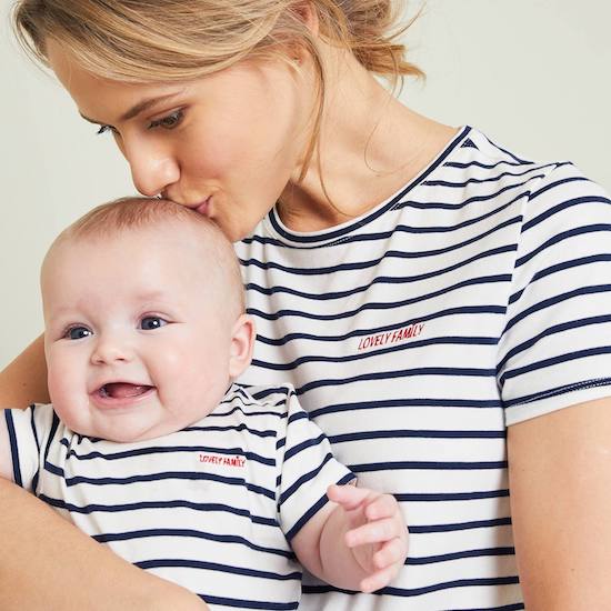 Kit à offrir comme cadeau maternité composé d'un grand t-shirt et d'un body bébé