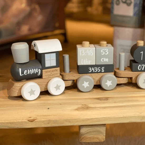 Train locomotive ferroviaire en bois : idée cadeau de naissance personnalisé