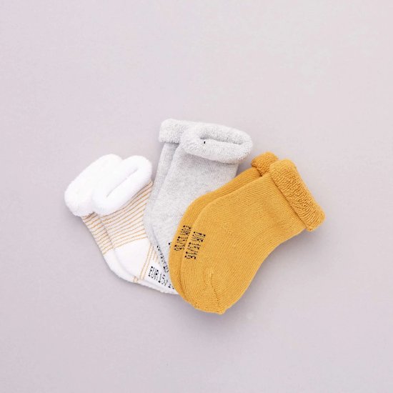 Lot de 3 paires de chaussettes en coton bio de Kiabi à mettre dans le trousseau de naissance ou valise de maternité