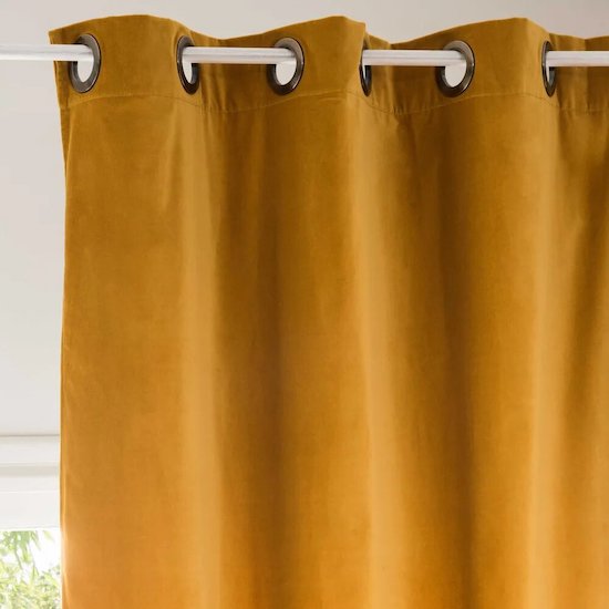 Rideau en velours jaune SAVORA de Maisons du Monde, parfait pour une chambre safari