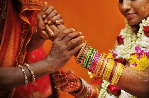 En inde, la baby shower se fête en portant des bracelets