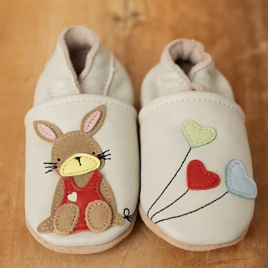 Chaussons en cuir lapin pour bébé à offrir comme cadeau pour Pâques pour bébé - Créatrice ETSY : ENGELundPIRATENde