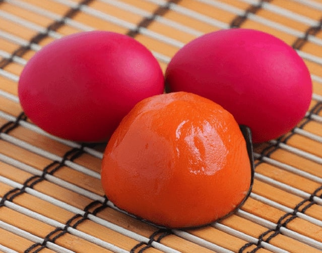 En chine, la baby shower est représentée par la fête des œufs rouges et du gingembre