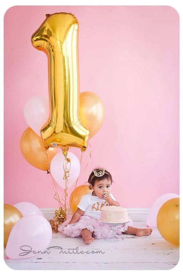 Photo bébé fille séance smash cake pour immortaliser la première année de bébé