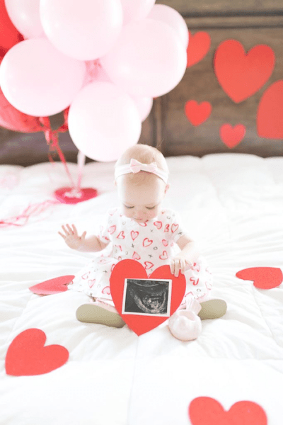 Photo d'annonce de grossesse pour le jour de la Saint-Valentin par une future grande soeur