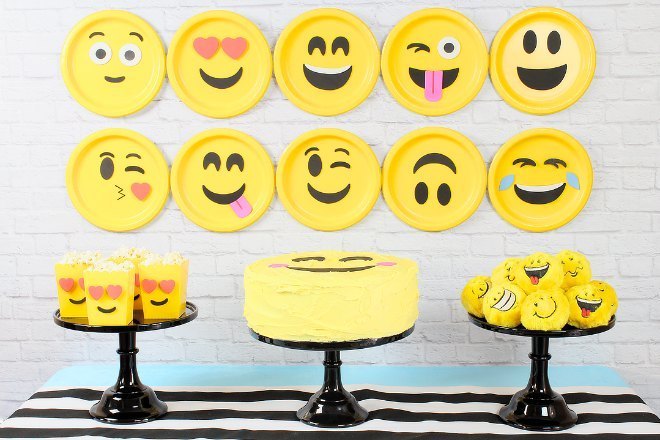 Assiettes emojis deco au mur pour une baby shower emoji