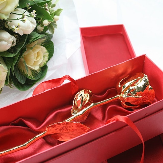 Grande rose en or 24 carats dans son écrin cadeau de Saint-Valentin pour femme enceinte