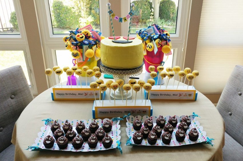 Table rempli de dessert parfait pour une baby shower emoji