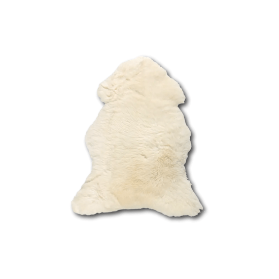 Tapis en peau de mouton blanc Maisons du Monde pour décorer une chambre bébé naturelle
