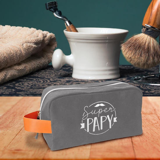 Une trousse de toilette "Super Papy" est une belle idée cadeau pour la fête des grands-pères