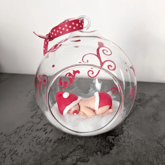 Boule en verre avec bébé couche et bonnet miniature - Créatrice ETSY : Floratist