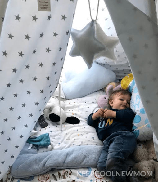 Chambre bébé cocooning avec tente tipi