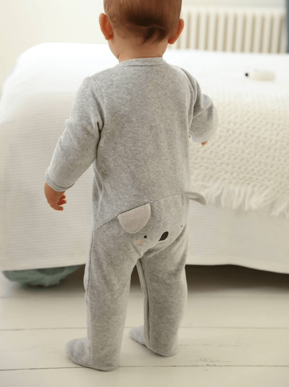 Habiller bébé en hiver avec un pyjama en velours