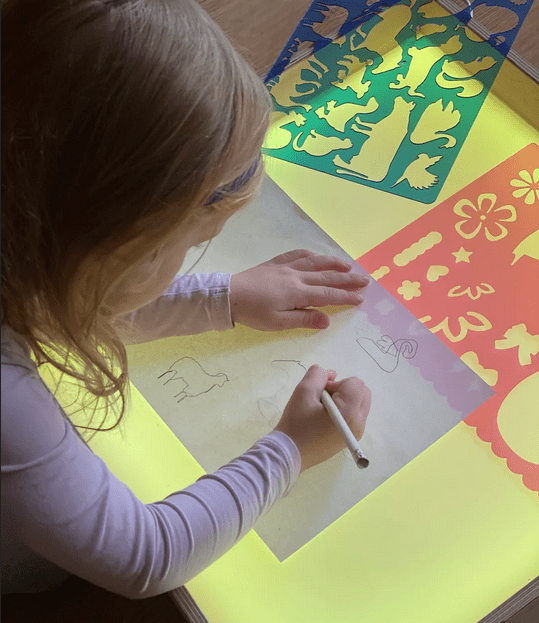 Table lumineuse Montessori - Créatrice ETSY : LittleInventor