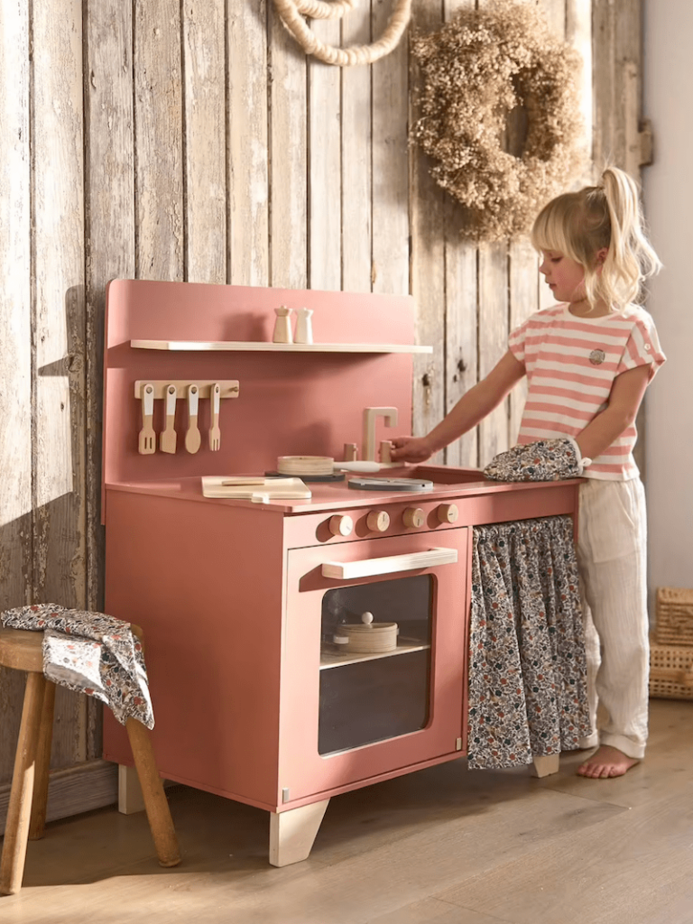 Cuisinette enfant en bois avec rideaux vertbaudet