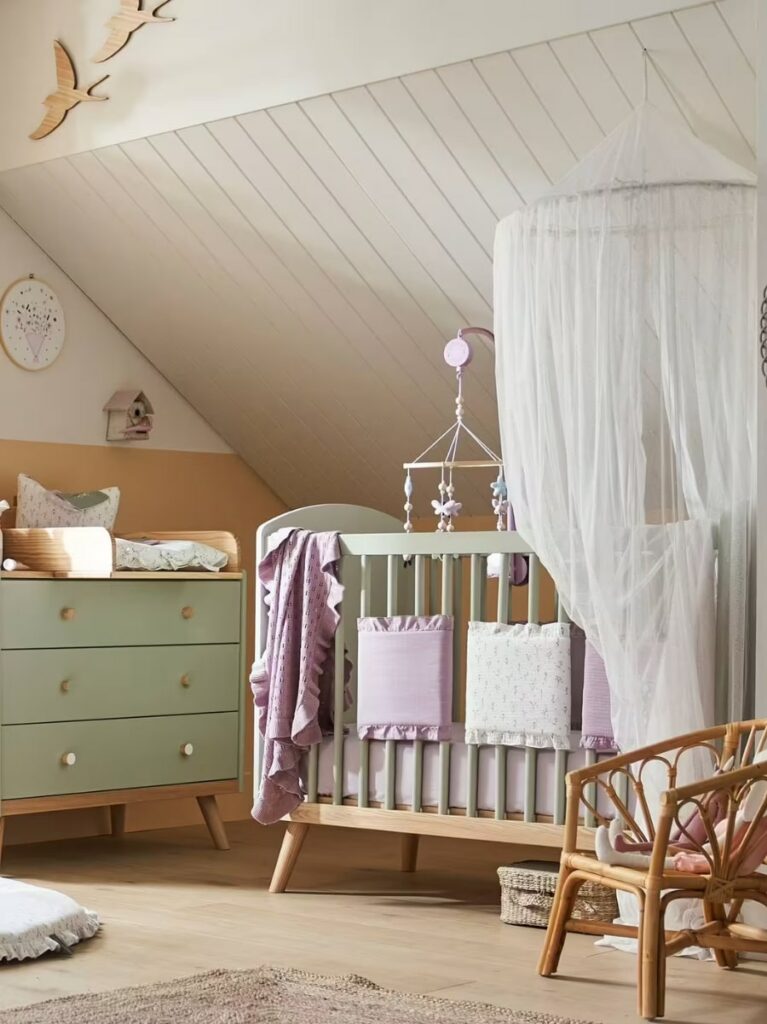 Aménagement chambre bébé sur le thème de la provence