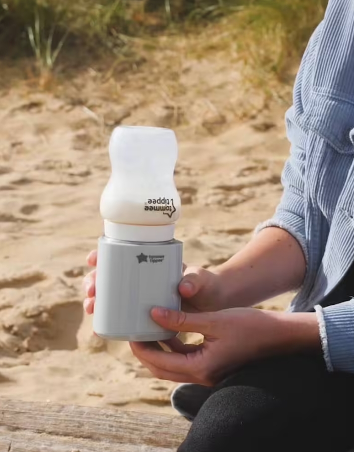 Chauffe-biberon électrique nomade Tommee Tippee fait partie des indispensables bébé hiver