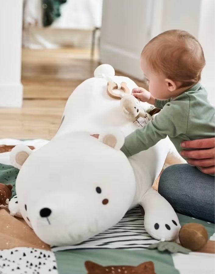 Grande peluche d'activités bébé vertbaudet fait partie des indispensables bébé hiver